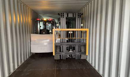 Carretillas elevadoras Interquip cargando y listas para enviar a Sudamérica